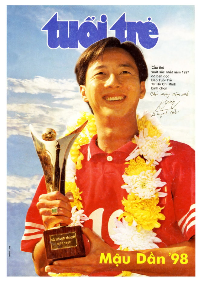 Lê Huỳnh Đức với giải thưởng Cầu thủ xuất sắc nhất năm 1997 do bạn đọc báo Tuổi Trẻ bình chọn (ảnh bìa báo xuân Tuổi Trẻ - T.T.D.)