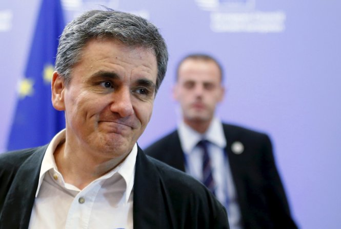 Bộ trưởng tài chính Hy Lạp Euclid Tsakalotos rời cuộc họp ở Brussels ngày 14-8 sau 6 tiếng đàm phán (Reuters)