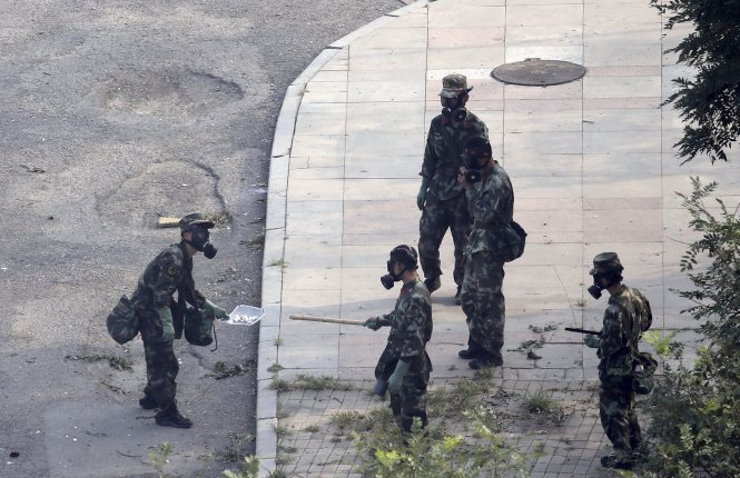 Quân đội Trung Quốc đang khám nghiệm hiện trường vụ nổ. Ảnh: Reuters