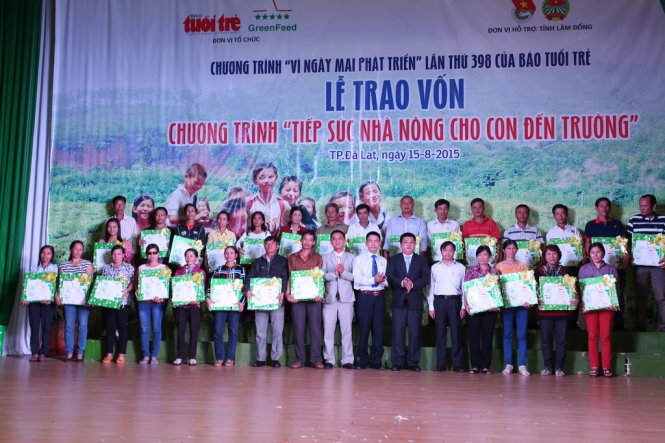 30/60 hộ nông dân Lâm Đồng được trao vốn trong chương trình “Tiếp sức nhà nông cho con đến trường”. Ảnh: MAI VINH