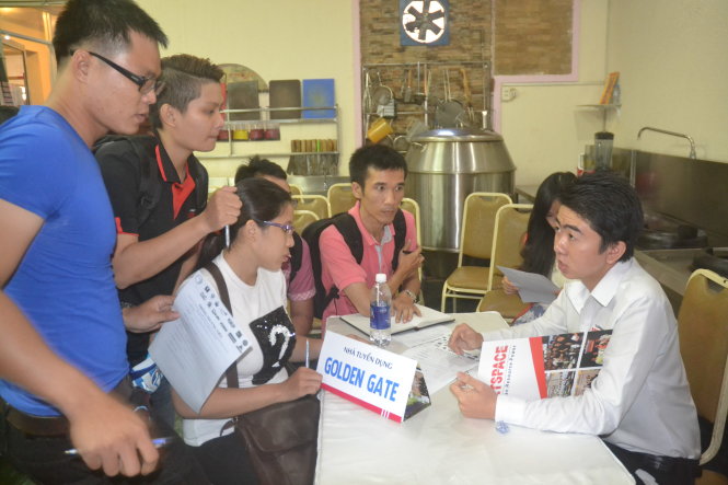 Các bạn trẻ học nghề bếp tìm hiểu thông tin tuyển dụng nhân sự nghề bếp tại ngày hội - Ảnh: Quang Phương