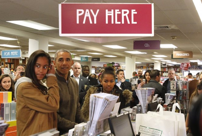 Tổng thống Mỹ Barack Obama đưa hai con gái đi mua sách - Ảnh: Reuters