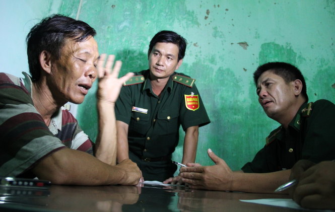 Ngư dân Trương Văn Đức đau buồn trình báo tàu cá của gia đình bị tàu Trung Quốc tông chìm - Ảnh: Trần Mai