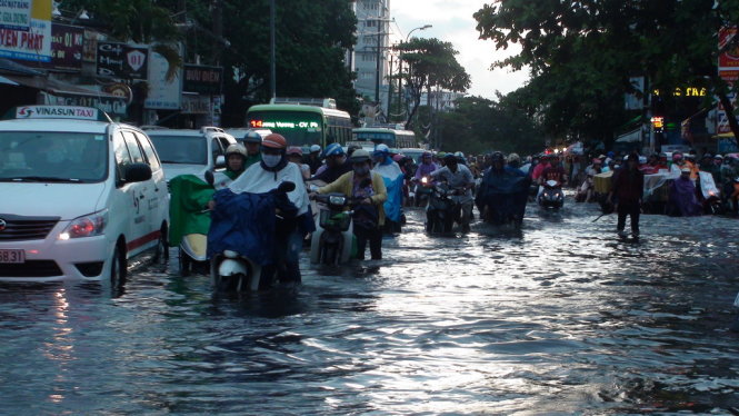 Đường Nguyễn Xí ngập đến đầu gối. Ảnh: ĐỨC PHÚ