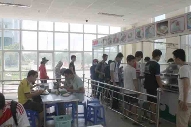 Các bạn sinh viên xếp hàng chọn món ăn tại nhà ăn ký túc xá - Ảnh: Khoa Nguyễn