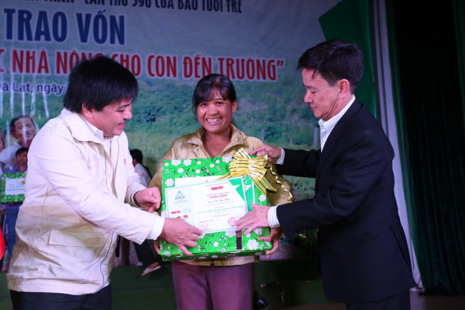 Ông Lê Thế Chữ, Phó tổng biên tập báo Tuổi Trẻ (phía trái ảnh)  và ông Phan Văn Đa, Phó chủ tịch UBND tỉnh Lâm Đồng (phía phải ảnh) trao quà và vốn cho nông dân nghèo tỉnh Lâm Đồng. Ảnh: MAI VINH