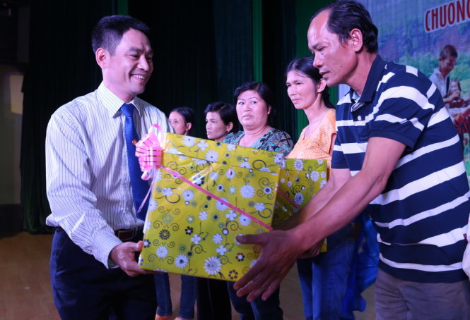 Ông Phan Hoàng Liên, Giám đốc Kinh doanh khu vực Đồng Nai 4 - GreenFeed Việt Nam, trao quà cho những hộ nông dân có con đạt thành tích cao trong học tập. Ảnh: MAI VINH