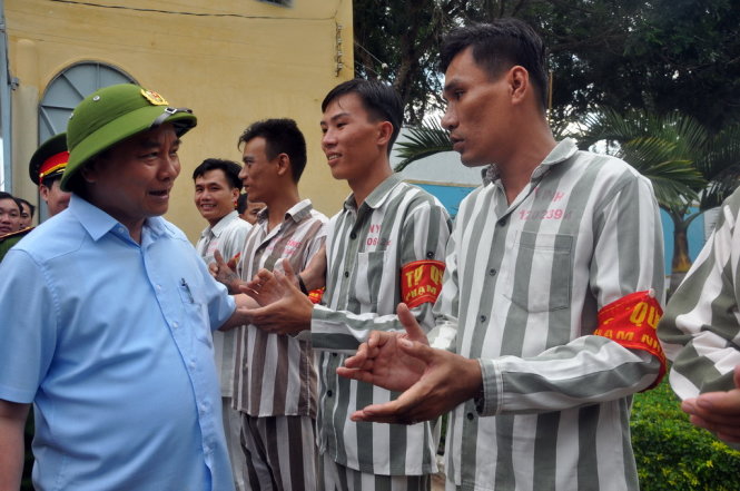Phó Thủ tướng Nguyễn Xuân Phúc ân cần hỏi thăm các phạm nhân đang thi hành án tại Trại giam Xuyên Mộc- Bộ Công an, chiều 15-8. Ảnh: Đông Hà