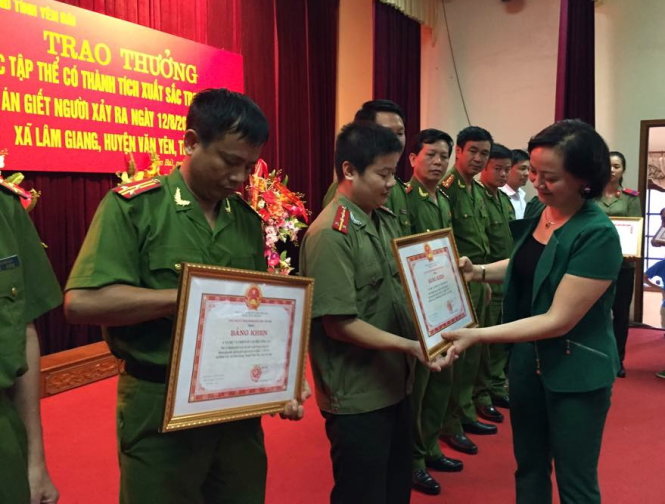 Chủ tịch UBND tỉnh Yên Bái trao bằng khen cho các đơn vị
