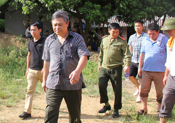 Thiếu tướng Đặng Trần Chiêu, giám đốc Công an tỉnh Yên Bái, vào khu vực lán nhà nạn nhân Trần Văn Long để chỉ đạo truy bắt nghi phạm - Ảnh: Giang Trường