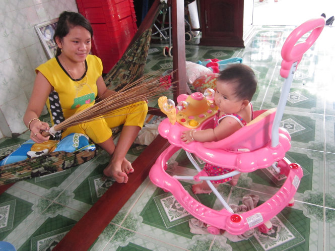 Dùng chổi sống lá dừa đập muỗi trong nhà - Ảnh: N.V.T.