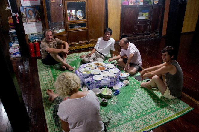 Những vị khách nước ngoài dùng bữa với gia đình - Ảnh: H.Dương