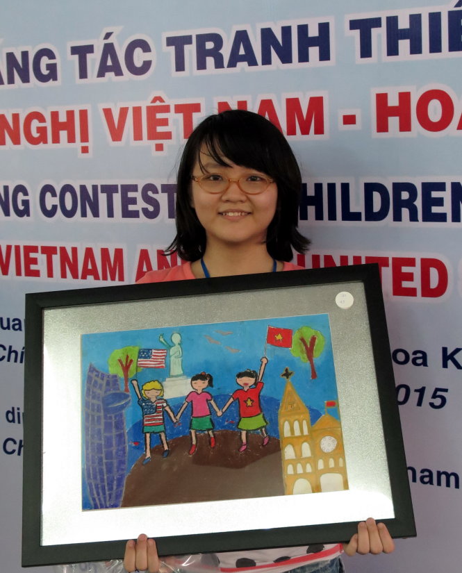 Bảo Trân với bức tranh đoạt giải nhất “Thiếu nhi Việt - Mỹ cùng hướng tới tương lai” Ảnh: L.Điền