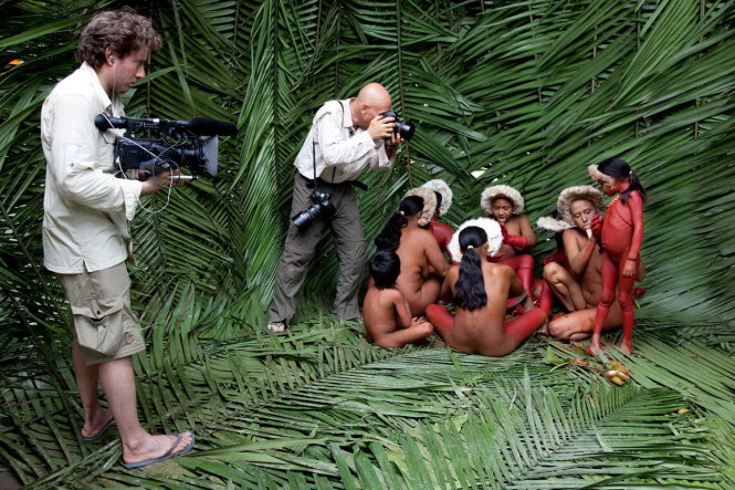 Sebastião Salgado đang chụp ảnh các thổ dân ở Indonesia