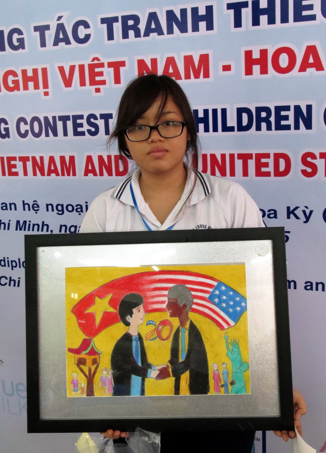 Vân Trúc với bức tranh “Hợp tác phát triển Việt Mỹ” - Ảnh: L.Điền