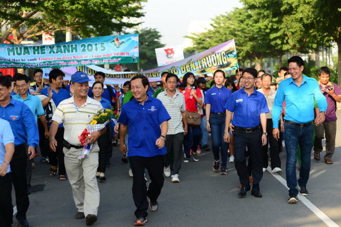 Đông đảo đoàn viên, thanh niên tham gia cuộc đi bộ đồng hành “Tiếp sức đến trường” tại khu đô thị Phú Mỹ Hưng (Q.7) - Ảnh: Quang Định
