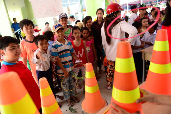 Trẻ em thích thú chơi trò chơi tại ngày hội Vì trẻ em tại xã Bình Khánh, huyện Cần Giờ, TP.HCM sáng 16-8 - Ảnh: Q.Định