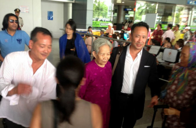 Hai mẹ con gặp nhau trong niềm hạnh phúc ở sân bay Tân Sơn Nhất - Ảnh: M.H.
