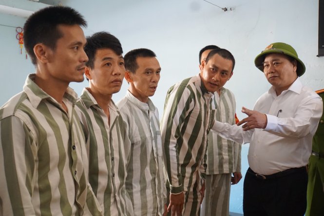 Phò Thủ tường Nguyễn Xuân Phúc thăm hỏi phạm nhân. Ảnh: HM.