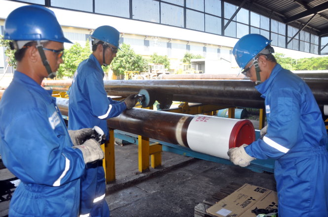 Công nhân Vietubes chế tạo ren ống phục vụ ngành khoan, thăm dò và khai thác dầu khí - Ảnh: Đ.HÀ