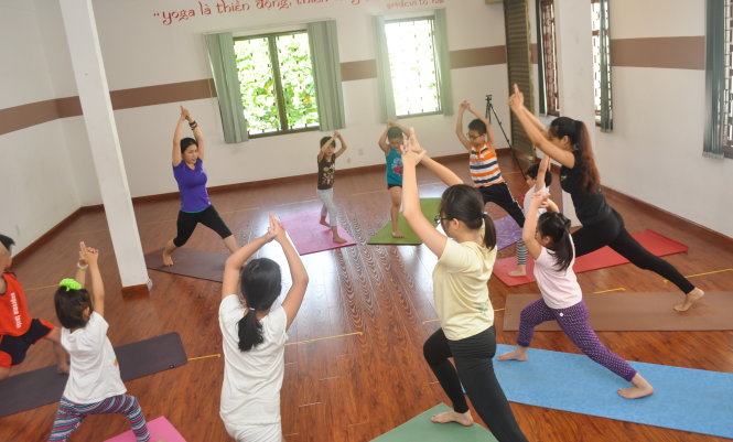 Bà Sridevi Tố Hải hướng dẫn một lớp tập yoga - Ảnh: NVCC
