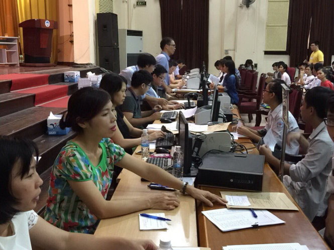 Số thí sinh đến rút và nộp hồ sơ tại Trường ĐH Kinh tế quốc dân sáng ngày 17-8 đông hơn hẳn so với các ngày trước đó. Ảnh - D. Nguyễn