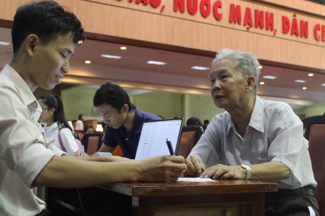 Ông Nguyễn Văn Chín trao đổi với ban tư vấn tuyển sinh ở Trường ĐH Kinh tế TP.HCM - Ảnh: Thục Trinh