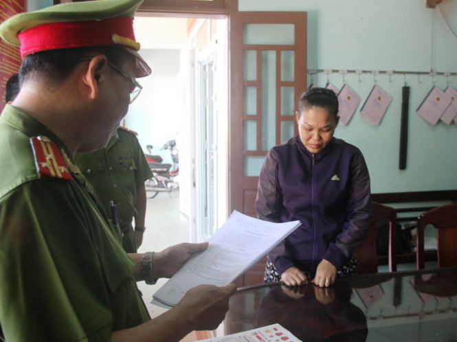 Cơ quan cảnh sát điều tra công an thành phố Đà Nẵng tống đạt quyết định khởi tố Châu vào sáng 18-8.Ảnh: ĐOÀN CƯỜNG