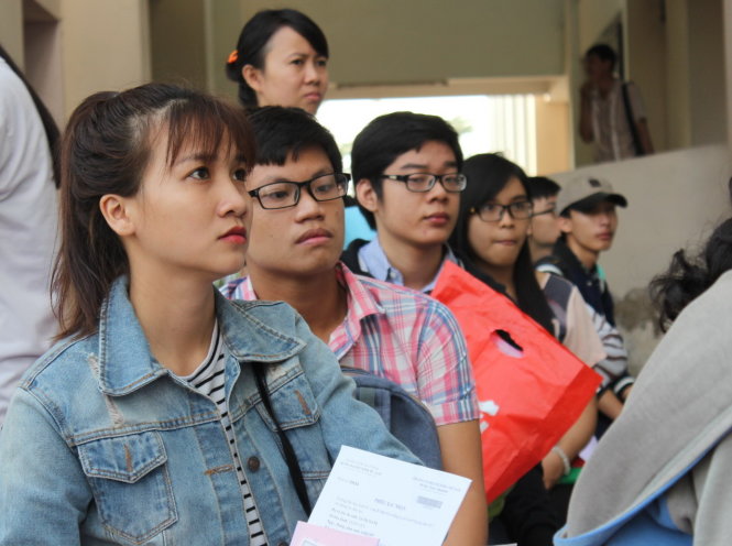 Thí sinh ngồi chờ rút hồ sơ tại Trường ĐH Kinh tế Luật ĐHQG TP.HCM. Ảnh - Ngọc Tuyền