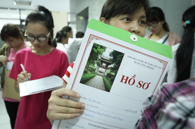Một thí sinh cầm trên tay túi đựng Hồ sơ để nộp vào Trường ĐH Ngoại Thương Hà Nội . Ảnh Nguyễn Khánh
