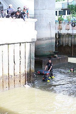 Các thợ lặn tìm kiếm mảnh bom dưới chân cầu Sathorn - Ảnh: Bangkok Post