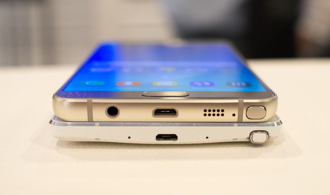 Thiết kế S Pen thay đổi theo thiết kế bo tròn của Note 5 (trên) so với Note 4 (dưới) - Ảnh: Android Central