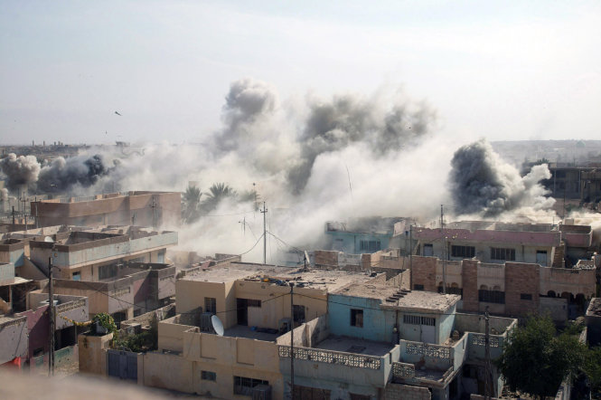 Thành phố Anbar, Iraq trong một đợt không kích của liên quân do Mỹ đứng đầu - Ảnh: AFP