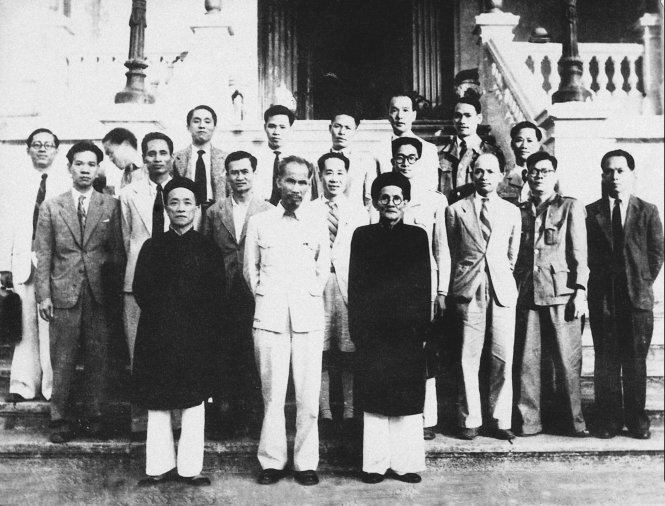 Chính phủ nước Việt Nam dân chủ cộng hòa do Quốc hội thành lập sau tổng tuyển cử ngày 6-1-1946. Đứng cạnh Bác Hồ là cụ Huỳnh Thúc Kháng và cụ Nguyễn Văn Tố Ảnh tư liệu