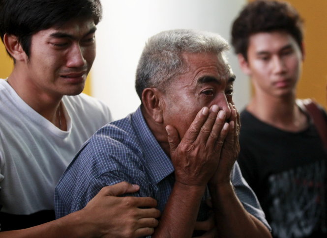 Gia đình khóc thương một nạn nhân người Thái Lan thiệt mạng trong vụ đánh bom - Ảnh: Reuters