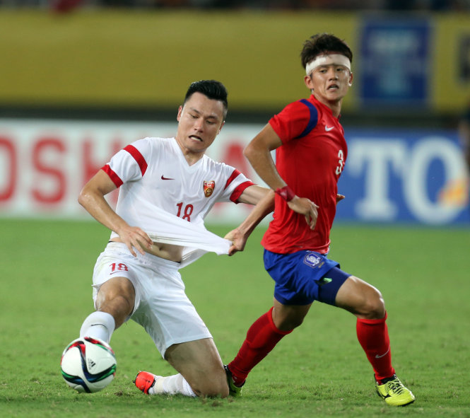Trung Quốc (trái) bị Hàn Quốc đánh bại 0-2 ở Cúp bóng đá Đông Á 2015 hồi đầu tháng 8 - Ảnh: AFP