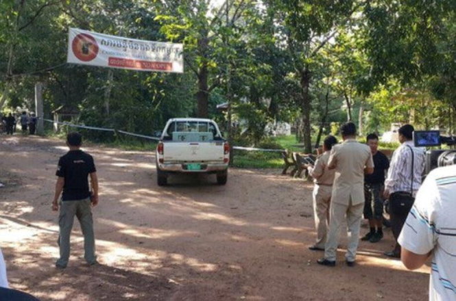 Lực lượng an ninh và chuyên gia tháo gỡ bom mìn của Campuchia đến hiện trường sau khi phát hiện ra quả bom - Ảnh: Koh Santepheap