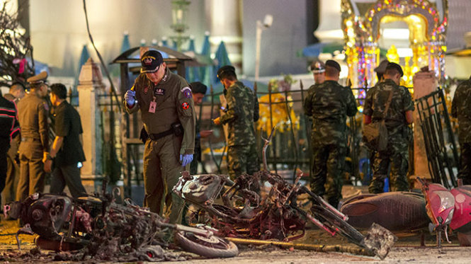 Nhân viên điều tra tại hiện trường vụ đánh bom xe máy bên ngoài ngôi đền thờ Hindu ở trung tâm Bangkok tối 17-8 - Ảnh: Reuters