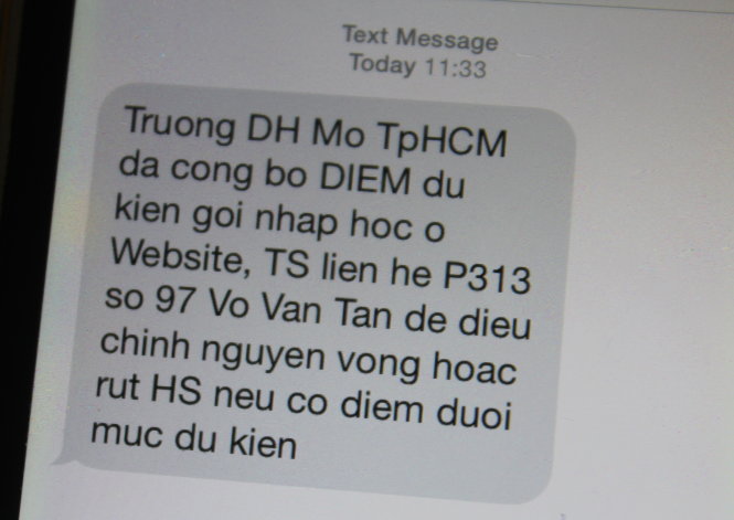 Tin nhắn thông báo cho thí sinh đến rút hồ sơ của Trường ĐH Mở TP.HCM. Ảnh - Hải Quân