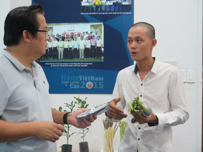 Anh Nguyễn Tuấn Quỳnh (trái) trao đổi với bạn Nguyễn Trương Anh Tiến  về dự án trồng và sản xuất măng tây - Ninh Thuận - Ảnh: QUỐC SĨ