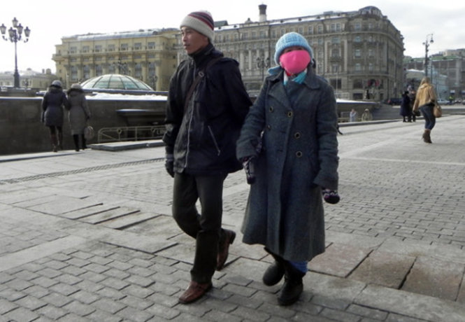 Vợ chồng chị Phượng trên đường phố Matxcơva năm 2013 - Ảnh: Q. Trung