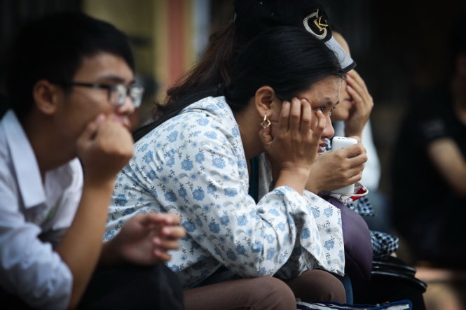 Vẻ mặt mệt mỏi của cả phụ huynh và thí sinh khi phải chờ đợi rút hồ sơ tại Trường ĐH Công nghiệp TP.HCM. Ảnh - Nguyễn Khánh