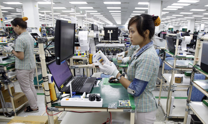 Công nhân làm việc trong nhà máy sản xuất điện thoại di động - Khu tổ hợp công nghệ cao Samsung Electronics VN, Bắc Ninh - Ảnh: TRẦN VŨ NGHI