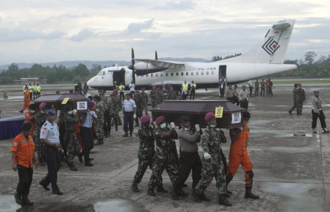 Thi thể các nạn nhân được đưa xuống sân bay ở Jayapura, Papua - Ảnh: Reuters