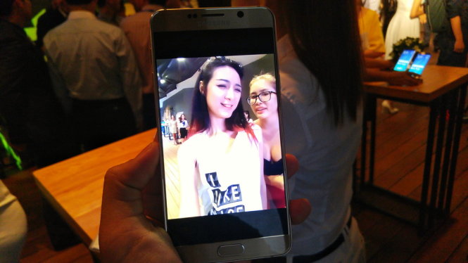 Note 5 có camera trước (phụ) 5MP hỗ trợ chụp ảnh selfie - Ảnh: T.Trực