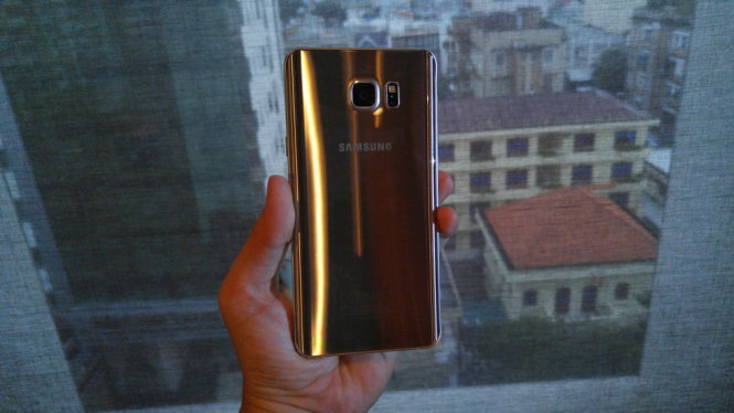 Phiên bản vàng ánh kim của Galaxy Note 5, ngoài ra, còn một phiên bản đen sapphire sẽ ra mắt trong thời gian tới - Ảnh: T.Trực