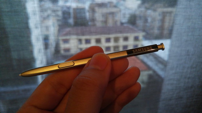 Bút điện tử S Pen trong Galaxy Note 5 - Ảnh: T.Trực