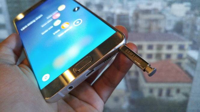 Bút điện tử S Pen trong Galaxy Note 5, nhấn - tự động bật ra khỏi khe cắm và hiển thị nhanh các ứng dụng cho bút S Pen - Ảnh: T.Trực