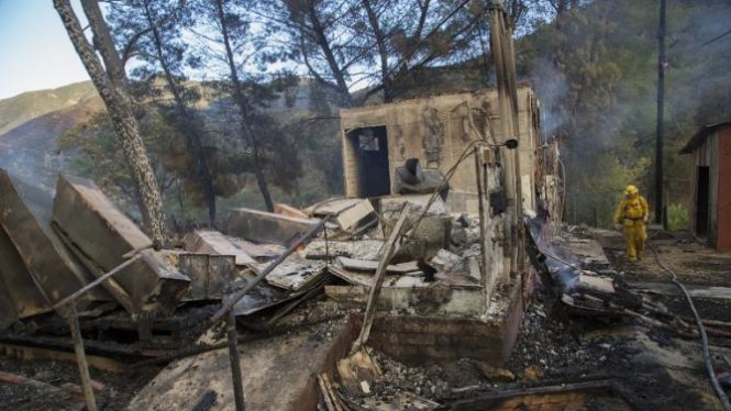 Nhân viên cứu hỏa dập lửa tại rừng quốc gia Angeles ở California Ảnh: AFP