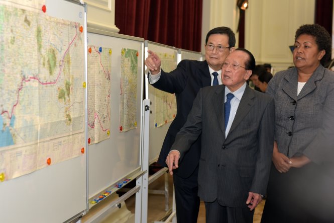 Phó thủ tướng, Bộ trưởng Ngoại giao Campuchia Hor Namhong trong buổi thẩm định bản đồ Ảnh: AFP